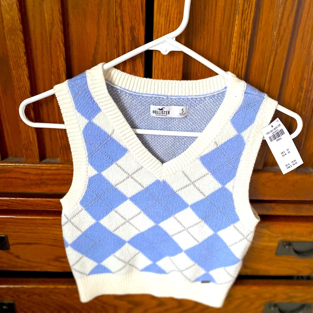 Girls Hollister sweater size small. Brand new with tags